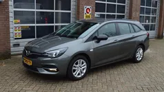 Grijs Gebruikt 2021 Opel Astra Edition Stationwagen | € 18.149 (Eerlijke prijs)