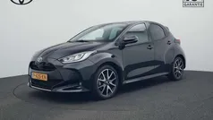 Zwart Gebruikt 2022 Toyota Yaris Hybrid Executive Hatchback | € 23.845 (Eerlijke prijs)