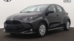 Zwart Gebruikt 2024 Toyota Yaris Hybrid Active Hatchback | € 23.445 (Eerlijke prijs)