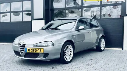 Occasion Alfa Romeo 147 Progression 105 PK (77 kW) 2005 Grijs (metallic) Hatchback