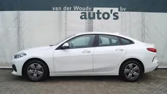 Wit, andere lak Gebruikt 2021 BMW 218 Executive Sedan | € 23.900 (Eerlijke prijs)