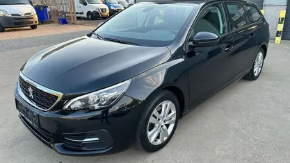 Zwart Gebruikt 2020 Peugeot 308 Active Stationwagen | € 13.250 (Eerlijke prijs)