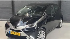 Zwart Gebruikt 2017 Toyota Aygo X-play Hatchback | € 6.725 (Eerlijke prijs)