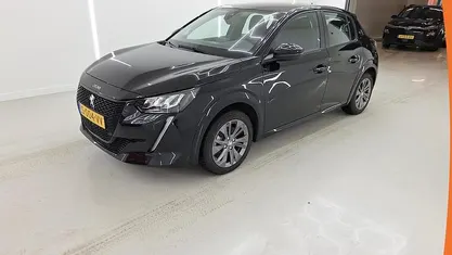 Zwart Occasion 2023 Peugeot e-208 Active Hatchback | € 16.490 (Eerlijke prijs)