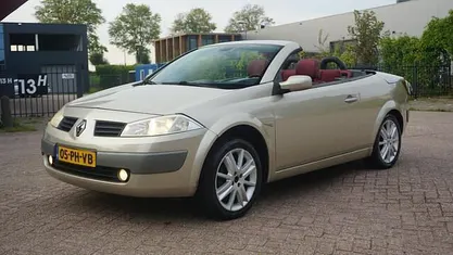 Beige Occasion 2004 Renault Mégane Cabriolet Luxe Cabriolet | € 2.250 (Eerlijke prijs)
