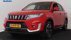 Rood metallic Gebruikt 2023 Suzuki Vitara Style SUV | € 24.950 (Eerlijke prijs)