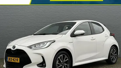 Wit Gebruikt 2020 Toyota Yaris Hybrid Comfort Hatchback | € 18.935 (Eerlijke prijs)