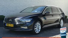Zwart Gebruikt 2022 VW Passat Elegance Sedan | € 27.500 (Eerlijke prijs)