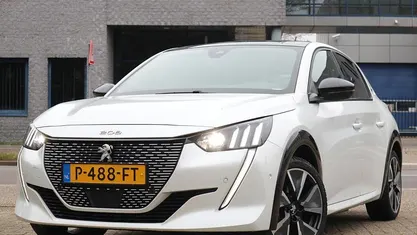 Wit Gebruikt 2022 Peugeot e-208 GT Hatchback | € 18.885 (Eerlijke prijs)