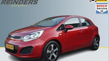 Rood Occasion 2014 Kia Rio Comfort Hatchback | € 6.250 (Eerlijke prijs)