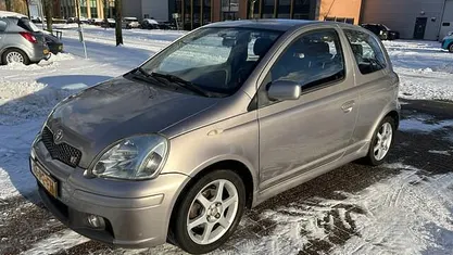 Grijs Gebruikt 2004 Toyota Yaris Hatchback | € 2.950 (Eerlijke prijs)