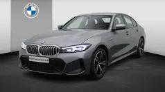 Skyscraper grey metallic (grijs metallic) Gebruikt 2024 BMW 330e M Sport Sedan | € 48.900 (Super prijs)