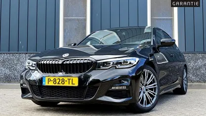 Zwart Gebruikt 2022 BMW 320 M Sport Sedan | € 34.950 (Eerlijke prijs)