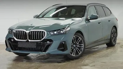 Groen Gebruikt 2025 BMW 520 M Sport Stationwagen | € 61.895 (Goede deal)