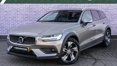 Grijs, metallic lak Gebruikt 2021 Volvo V60 CC Pro Stationwagen | € 40.899 (Goede deal)