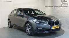 Grijs, metallic lak Gebruikt 2020 BMW 118 Comfort Edition Hatchback | € 19.600 (Eerlijke prijs)