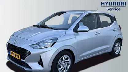 Grijs, metallic lak Gebruikt 2022 Hyundai i10 Comfort Hatchback | € 17.950 (Eerlijke prijs)