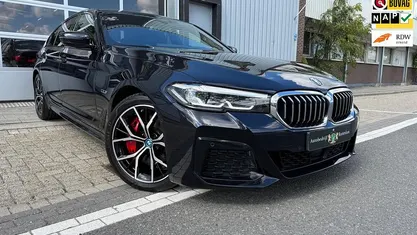 Zwart Gebruikt 2021 BMW 545e Executive Sedan | € 49.950 (Eerlijke prijs)