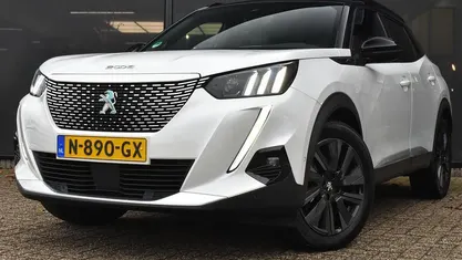 Wit Occasion 2022 Peugeot e-2008 GT SUV | € 19.895 (Eerlijke prijs)