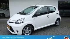 Wit Gebruikt 2013 Toyota Aygo Hatchback | € 4.295 (Eerlijke prijs)