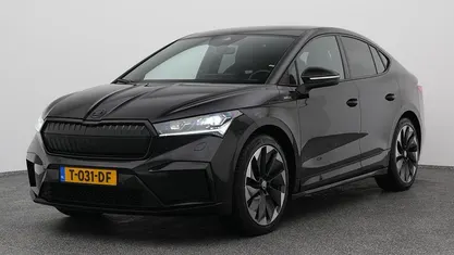Zwart Occasion 2023 Skoda Enyaq iV SportLine SUV | € 25.700 (Eerlijke prijs)