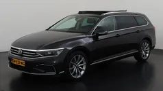 Metallic manganese grey (5v5v) Gebruikt 2021 VW Passat GTE Stationwagen | € 26.895 (Eerlijke prijs)