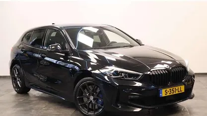 Zwart Gebruikt 2023 BMW 120 M Sport Hatchback | € 29.950 (Eerlijke prijs)