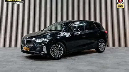 Zwart (metallic) Occasion 2022 BMW 218 Comfort Edition Stationwagen | € 27.750 (Eerlijke prijs)