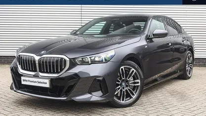 Grijs Gebruikt 2024 BMW 550e M Sport Sedan | € 74.950 (Eerlijke prijs)