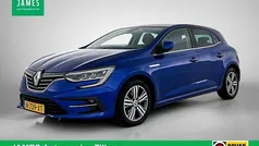 Blauw, metallic lak Gebruikt 2022 Renault Mégane IV Intens Hatchback | € 20.945 (Eerlijke prijs)