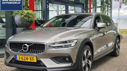 Grijs Gebruikt 2020 Volvo V60 CC Pro Stationwagen | € 33.890 (Goede deal)