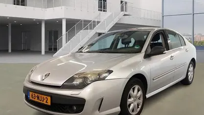 Grijs Gebruikt 2010 Renault Laguna III Dynamique Hatchback | € 2.899 (Eerlijke prijs)