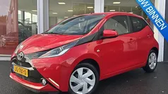 (3p0) Gebruikt 2016 Toyota Aygo X-play Hatchback | € 11.750 (Eerlijke prijs)
