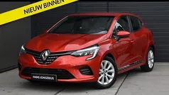 Red flame (tennp) Gebruikt 2021 Renault Clio V Intens Hatchback | € 13.449 (Eerlijke prijs)