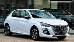 Wit Nieuw 2025 Peugeot 208 Allure Hatchback | € 26.115 (Super prijs)