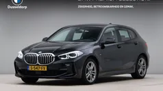 Zwart Gebruikt 2023 BMW 118 Shadowline Hatchback | € 26.500 (Eerlijke prijs)