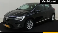 Zwart Gebruikt 2020 Renault Clio V Zen Hatchback | € 11.235 (Eerlijke prijs)