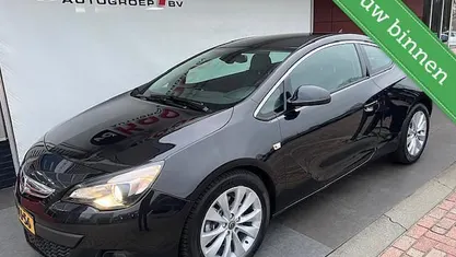 Zwart Occasion 2013 Opel Astra GTC Design Edition Hatchback | € 9.999 (Eerlijke prijs)