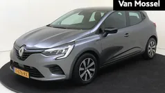 Grijs Gebruikt 2023 Renault Clio V Equilibre Hatchback | € 16.935 (Eerlijke prijs)