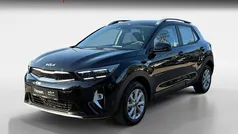 Zwart, metallic lak Gebruikt 2024 Kia Stonic SUV | € 22.445 (Eerlijke prijs)