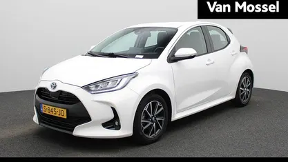 Wit Occasion 2023 Toyota Yaris Hybrid Hatchback | € 20.900 (Goede deal)