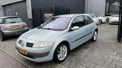 Grijs, metallic lak Occasion 2003 Renault Mégane II Luxe Hatchback | € 1.999 (Eerlijke prijs)