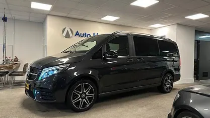 Grijs (metallic) Occasion 2021 Mercedes V220 AMG line MPV | € 48.990 (Eerlijke prijs)