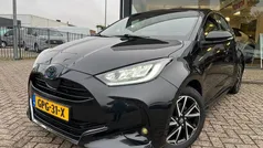 Zwart Gebruikt 2021 Toyota Yaris Hybrid Hatchback | € 20.995 (Eerlijke prijs)