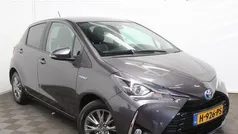 Grijs, metallic lak Gebruikt 2020 Toyota Yaris Hatchback | € 16.900 (Eerlijke prijs)