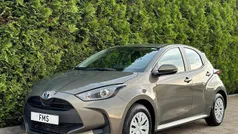 Bruin, metallic lak Gebruikt 2023 Toyota Yaris Hybrid Business Edition Hatchback | € 21.890 (Eerlijke prijs)