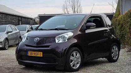 Rood, metallic lak Gebruikt 2009 Toyota iQ Comfort Hatchback | € 4.449 (Eerlijke prijs)
