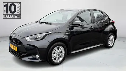 Zwart Gebruikt 2021 Toyota Yaris Hybrid Active Hatchback | € 19.440 (Eerlijke prijs)