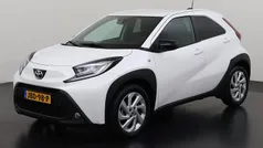 Gebruikt 2024 Toyota Aygo Play Hatchback | € 18.945 (Eerlijke prijs)