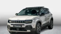 Stone grey, dak volcano black 640 Nieuw 2025 Jeep Avenger EV Summit SUV | € 35.490 (Goede deal)